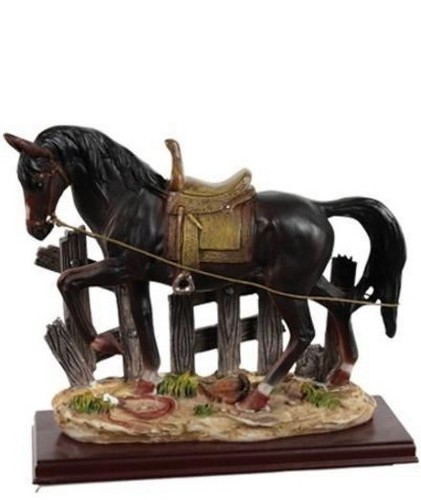 Pferdestatue mit westernsattel - pferdestatue,