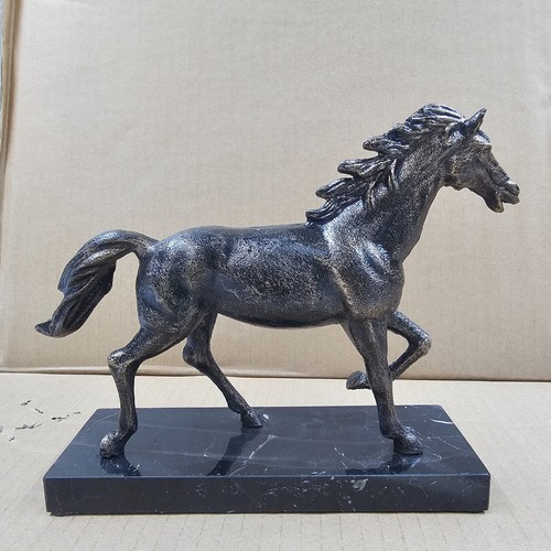 Pferd statue auf - auf, marmorsockel