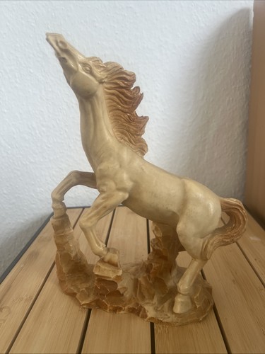 Stehendes pferd skulptur - stehendes,